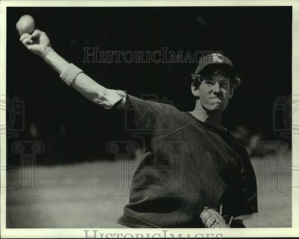 1984 Press Photo Baseball infielder Bill Milbyer, from Liverpool, NY throws ball - Historic Images