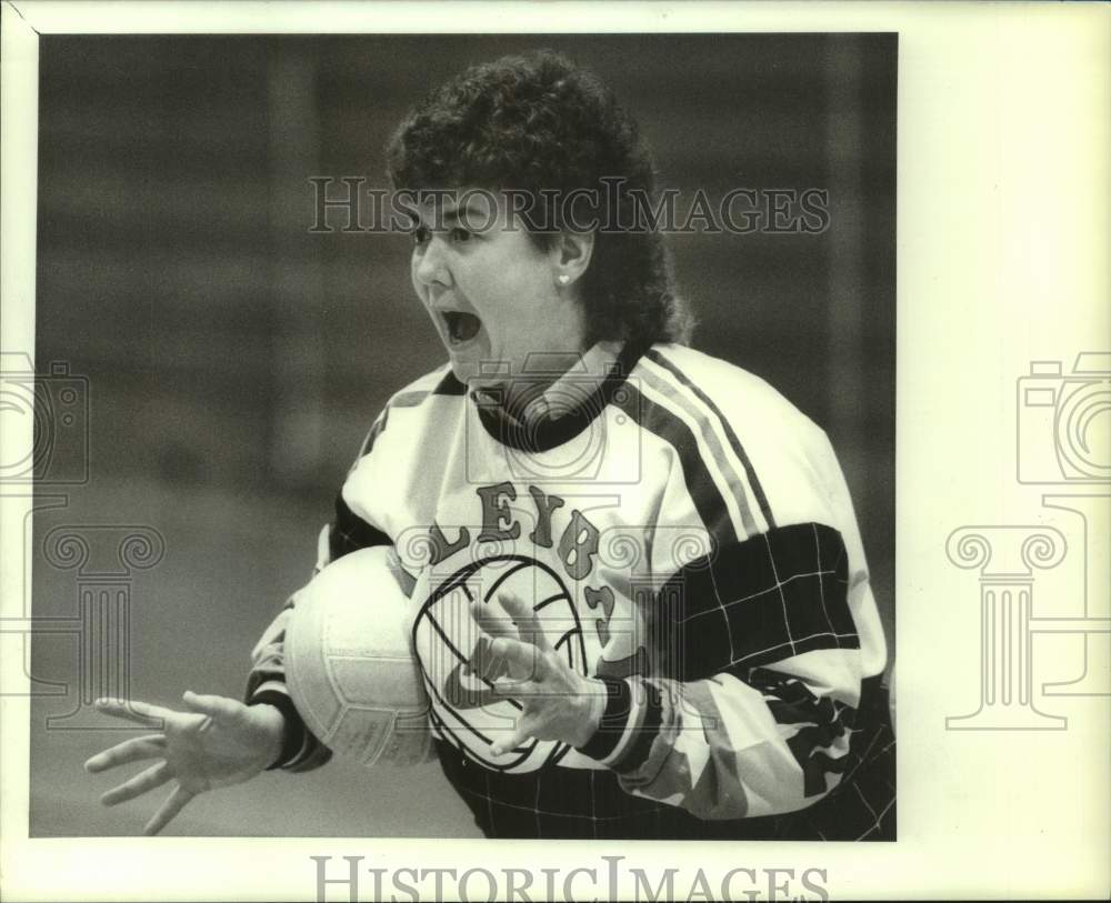 1988 Press Photo Solvay High Volleyball Carol Moss Shouts at Practice- Historic Images