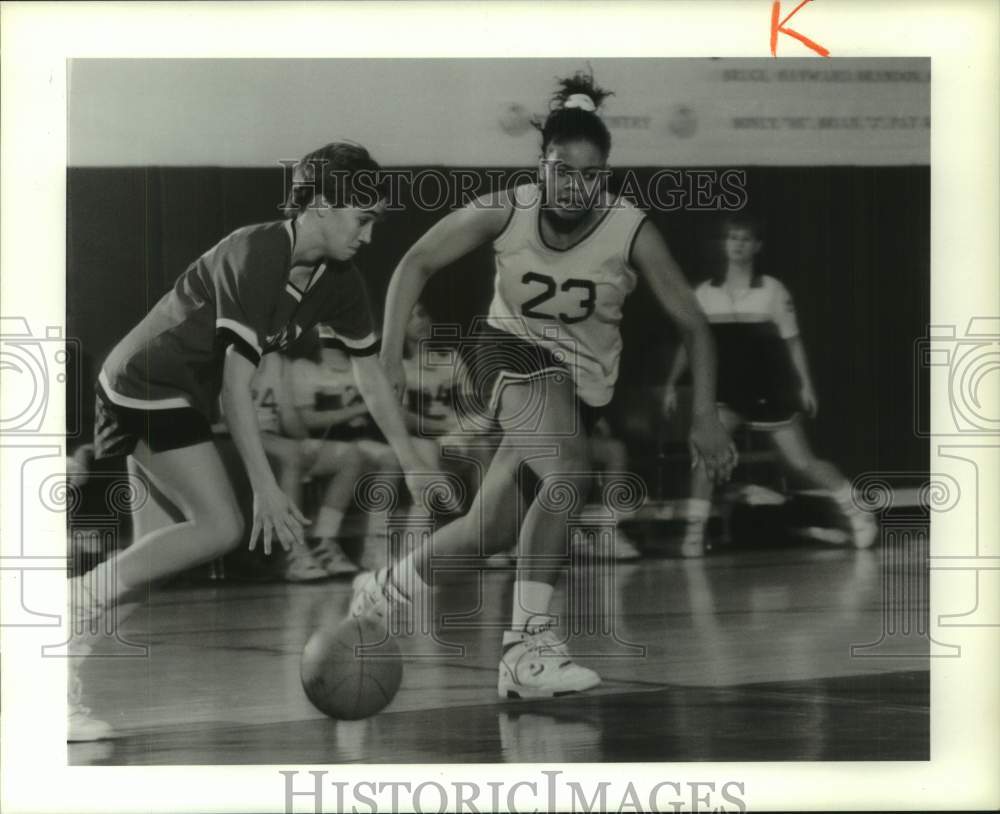 1990 Press Photo Tully &amp; South Onondaga High Schools Play Girls Basketball- Historic Images