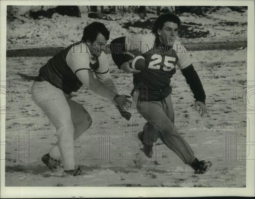 1983 Press Photo Dan Haffaker, Buffons &quot;A&quot; running with football, New York - Historic Images