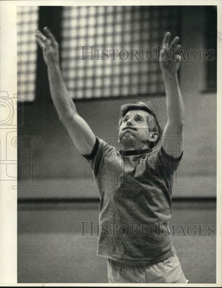 1985 Press Photo Gary Hussak at YMCA Basketball Ccourt - sys05817 - Historic Images