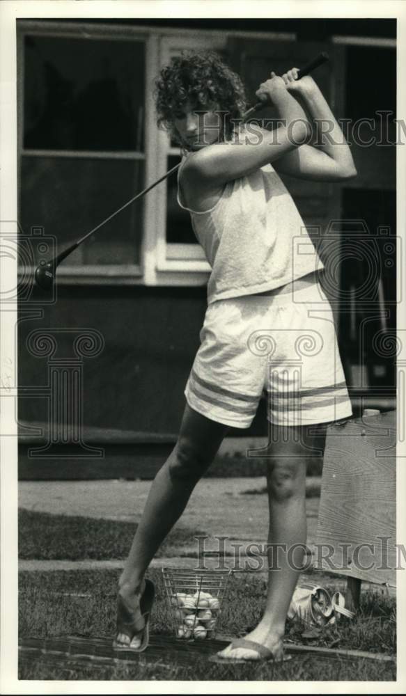 1987 Press Photo Golfer Eileen Schad at Liverpool Driving Range and Batting Cage- Historic Images