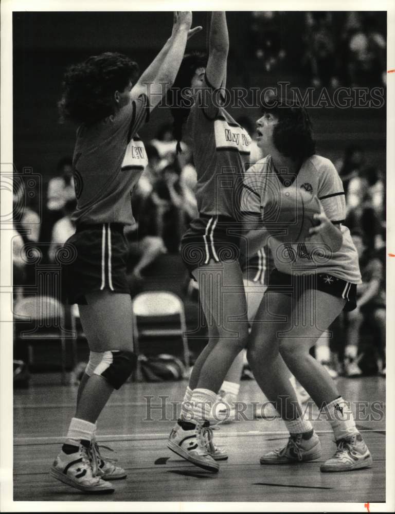 1987 Press Photo Laura Bennett at Empire State Games Basketball Game - sys05895 - Historic Images