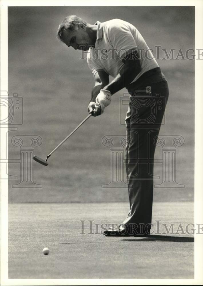 1989 Press Photo Golfer Larry Case watches his putt at Lafayette Country Club NY- Historic Images