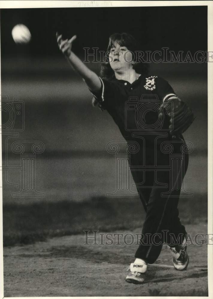 1987 Press Photo Brads Extra Innings softball pitcher Lisa Becciu tosses pitch- Historic Images