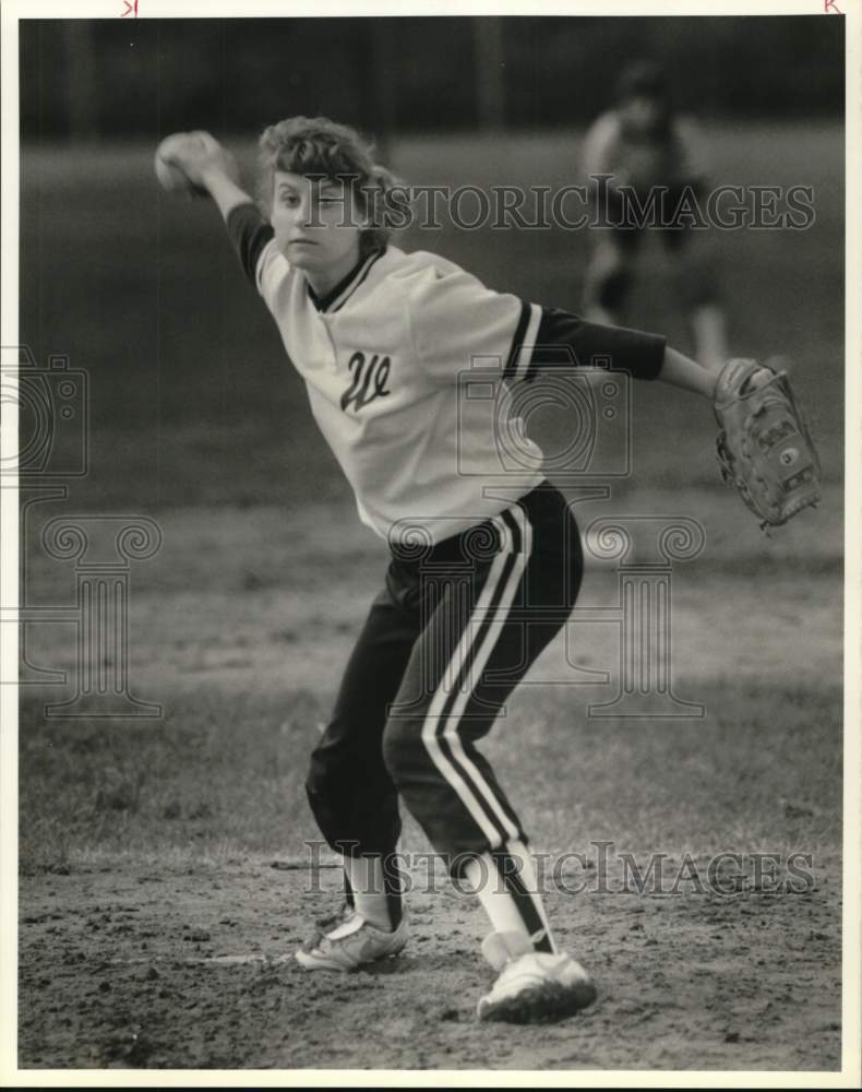 1989 Press Photo High School Softball Player Karen Fox Pitching in Game- Historic Images