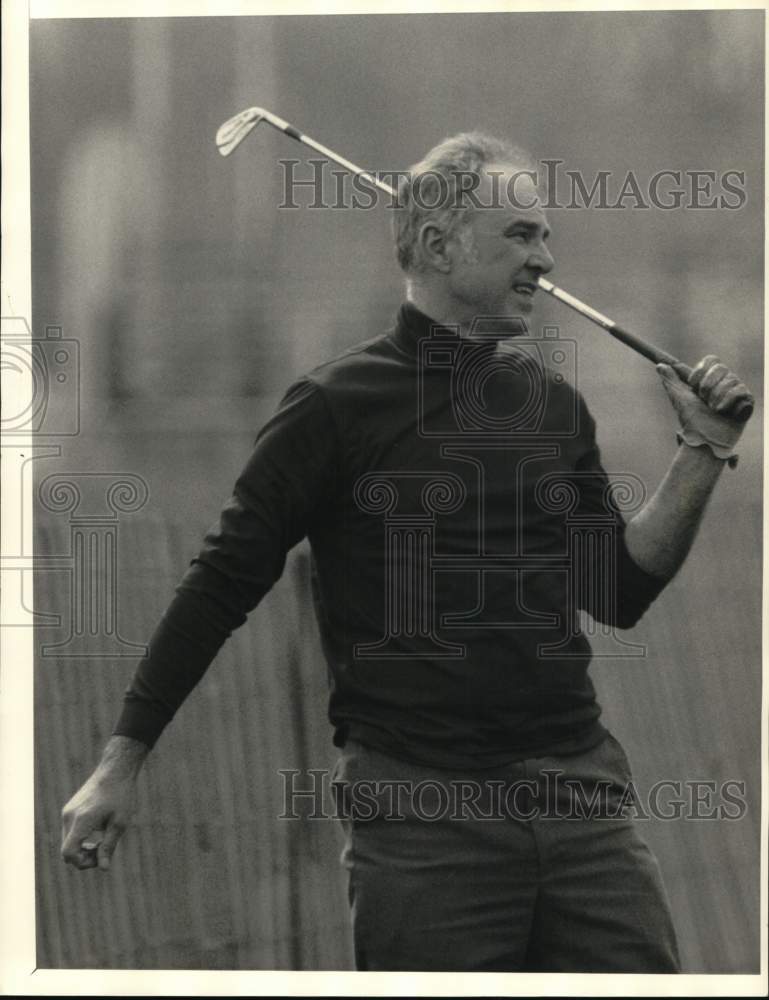 1988 Press Photo Golfer Matt Banazk of East Syracuse, practices on School Field - Historic Images