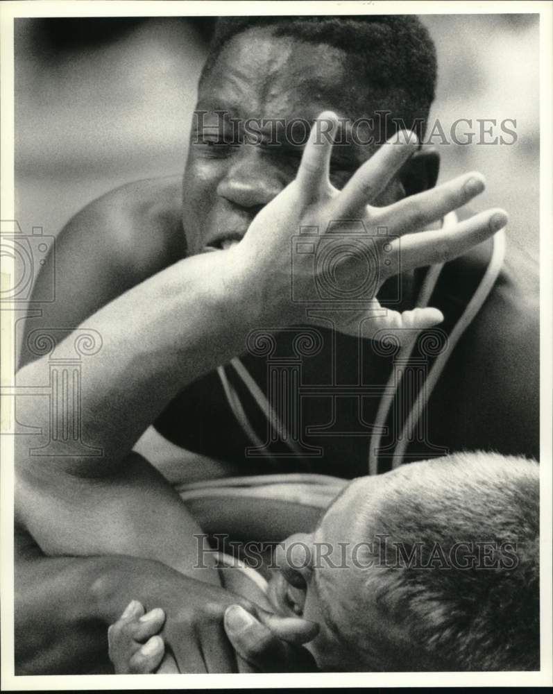 1990 Press Photo Central Region wrestler Kareeb Howard (top) battles J Phillips- Historic Images