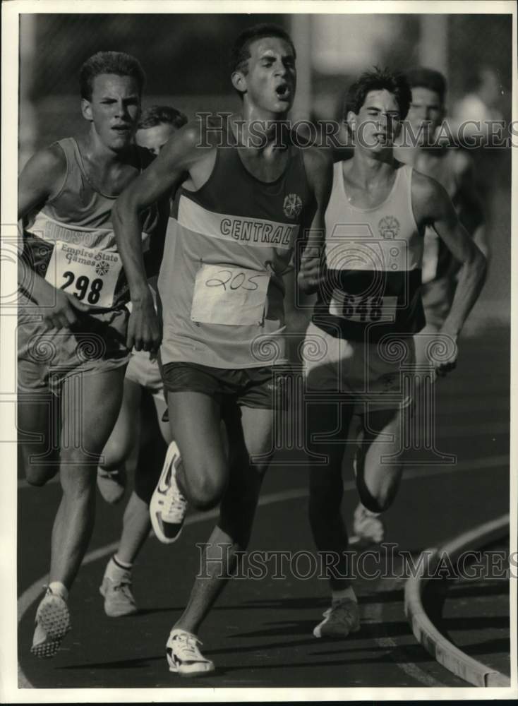 1987 Press Photo Central Track Runner Eric Welling at Empire State Games Race- Historic Images