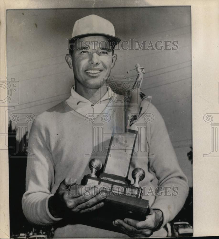 1960 Press Photo Golfer Jim Hearn holding trophy - sys06584 - Historic Images