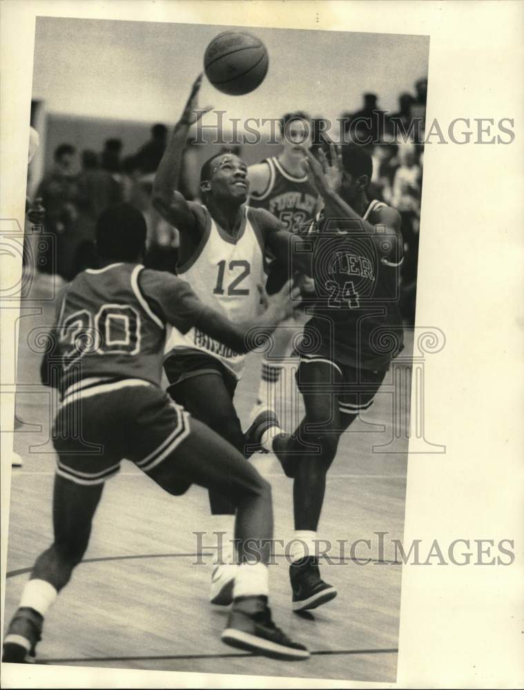 1985 Press Photo Basketball Players Curtis Ealey, Christopher Walker in Game- Historic Images