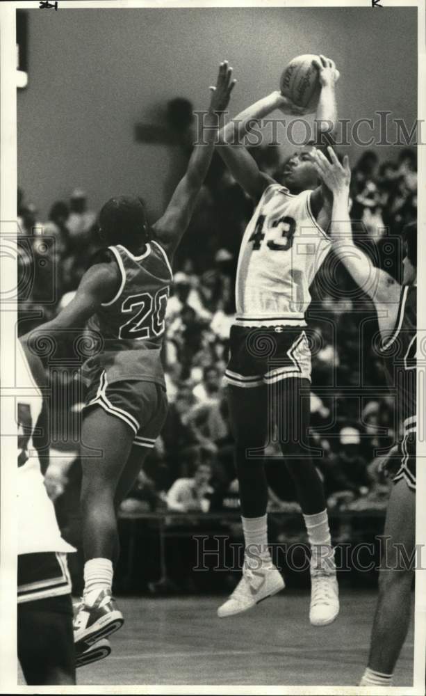 1986 Press Photo Corcoran's James Jackson Shoots Over Fowler's Marcell Fisher- Historic Images