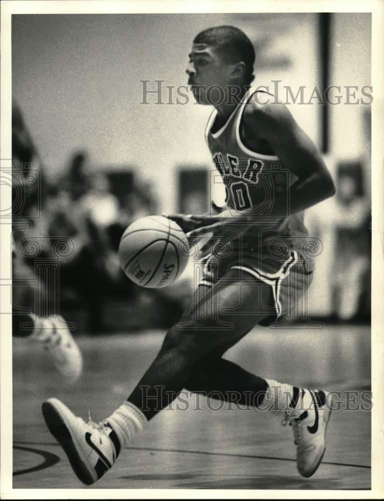 1987 Press Photo Fowler's Marcell Fisher Drives Towards Basket in Game - Historic Images
