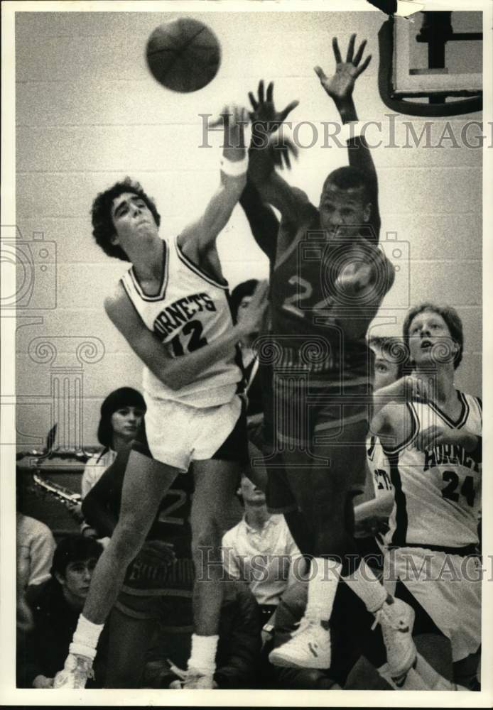 1984 Press Photo Mike DeMaria and Tony Ford Fight For Rebound Possession in Game - Historic Images