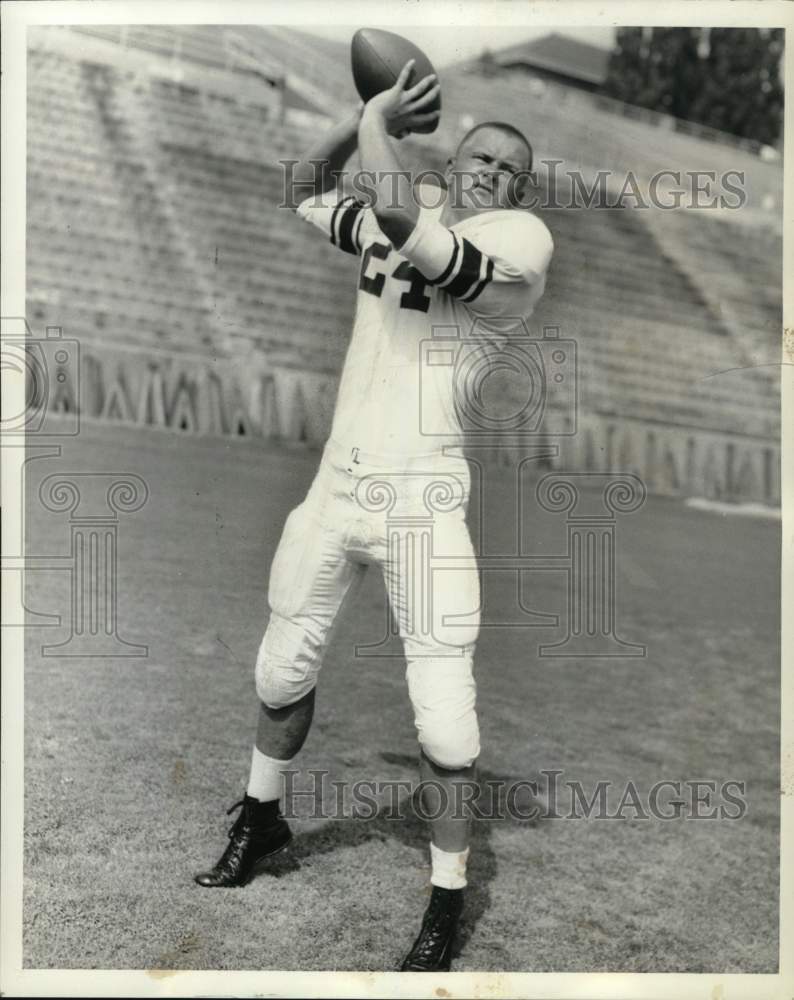 1961 Press Photo Syracuse U football quarterback Walt Sofsian throws in practice- Historic Images