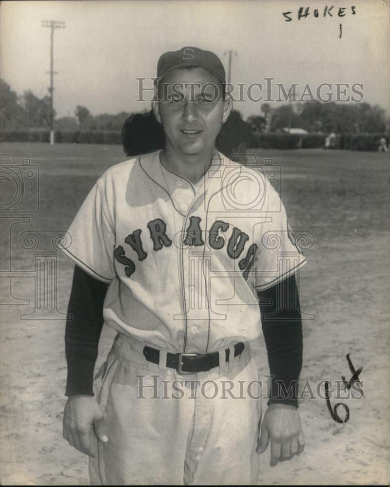 Press Photo Syracuse Chiefs baseball player Ed Shokes poses on the field- Historic Images