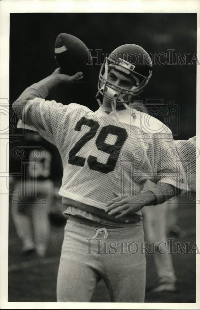 1986 Press Photo Colgate football split end Glen Chaffee throws ball in practice- Historic Images