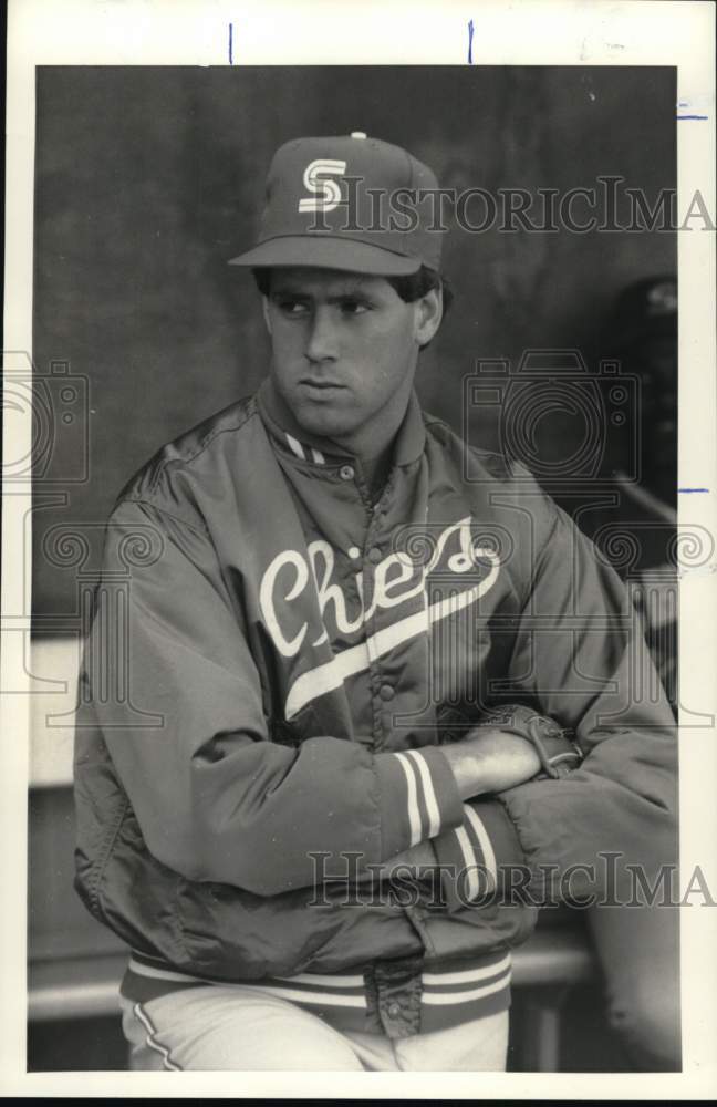 1986 Press Photo Syracuse Chiefs baseball pitcher John Ceruttii watches game- Historic Images