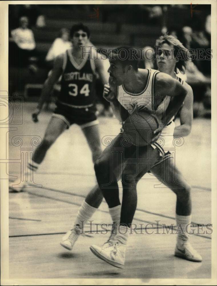 1985 Press Photo LeMoyne College basketball player Bobby Chestnut drives to hoop - Historic Images