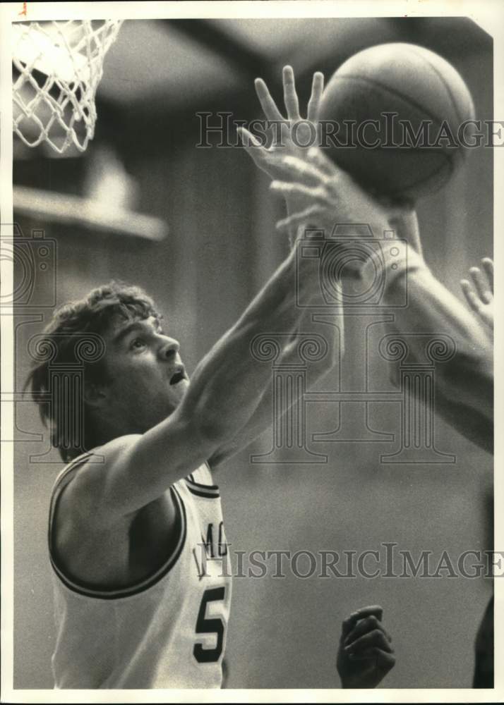 1985 Press Photo LeMoyne College basketball player Smolinski goes up for rebound- Historic Images