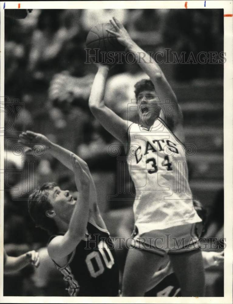 1986 Press Photo Jordan-Elbridge basketball player Scott DeForest attempts block- Historic Images