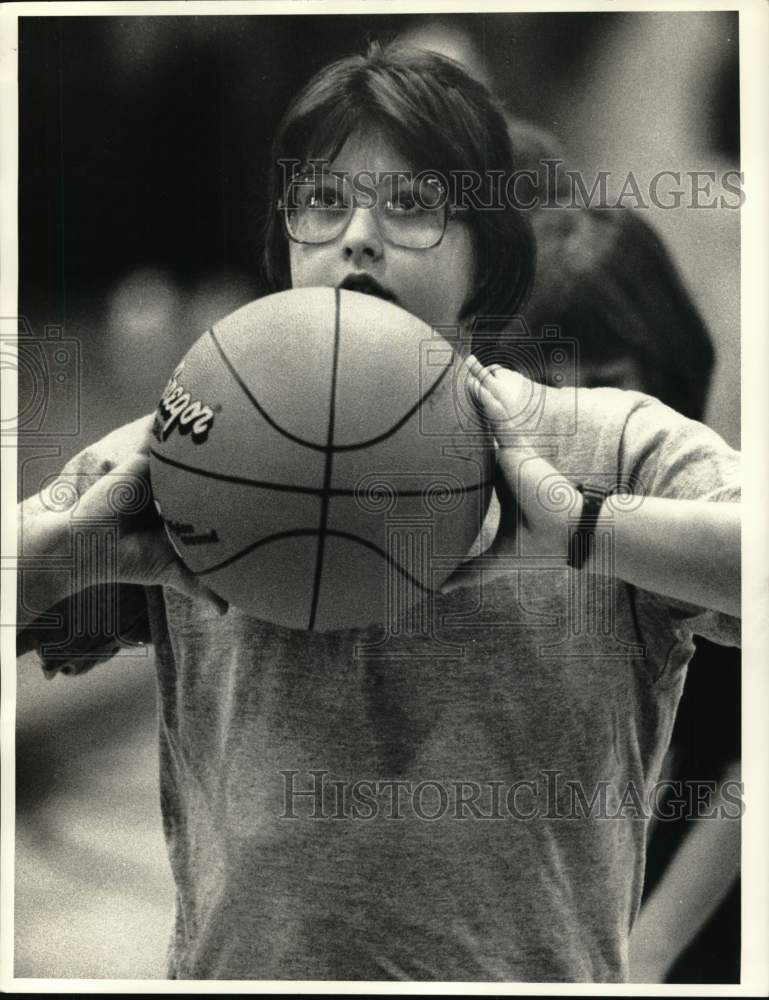 1987 Press Photo Renee DiSorbo, Manlius NY, shoots basketball during contest- Historic Images