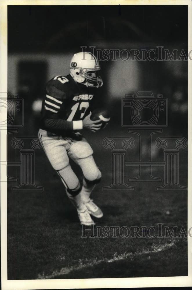 1985 Press Photo Syracuse Express football quarterback Nick Bono runs with ball - Historic Images