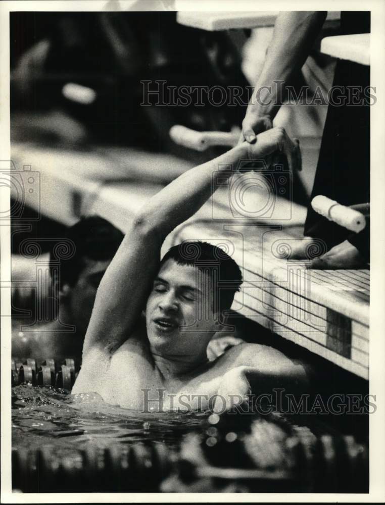 1985 Press Photo Swimmer Shawn Bonsel shakes hands after winning breaststroke- Historic Images