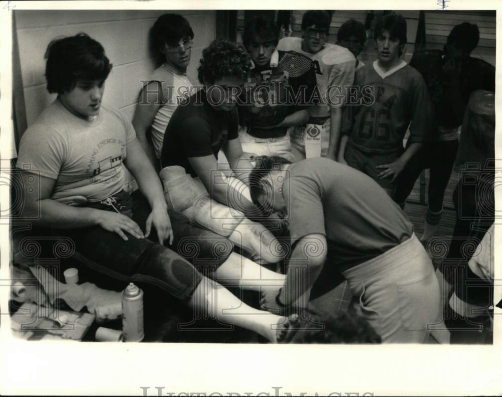 1985 Press Photo Rome Free Academy football player Mike Lubeck has ankle taped - Historic Images