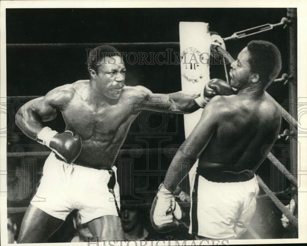 1977 Press Photo Boxer Hal Carroll lands a left hook to the face of his opponent - Historic Images