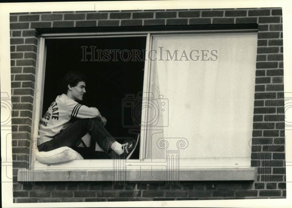 1984 Press Photo Water polo player Paul Lasmet sits in SU dorm window at ESG - Historic Images