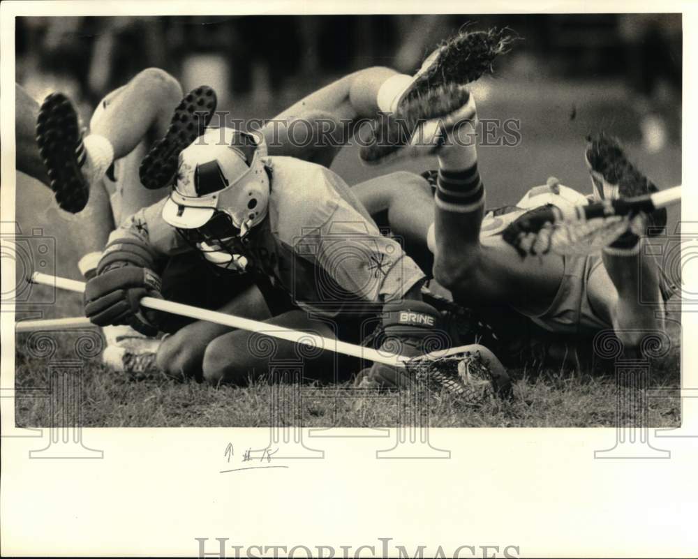 1984 Press Photo Lacrosse player Chris Rowe comes out from under pile of players - Historic Images