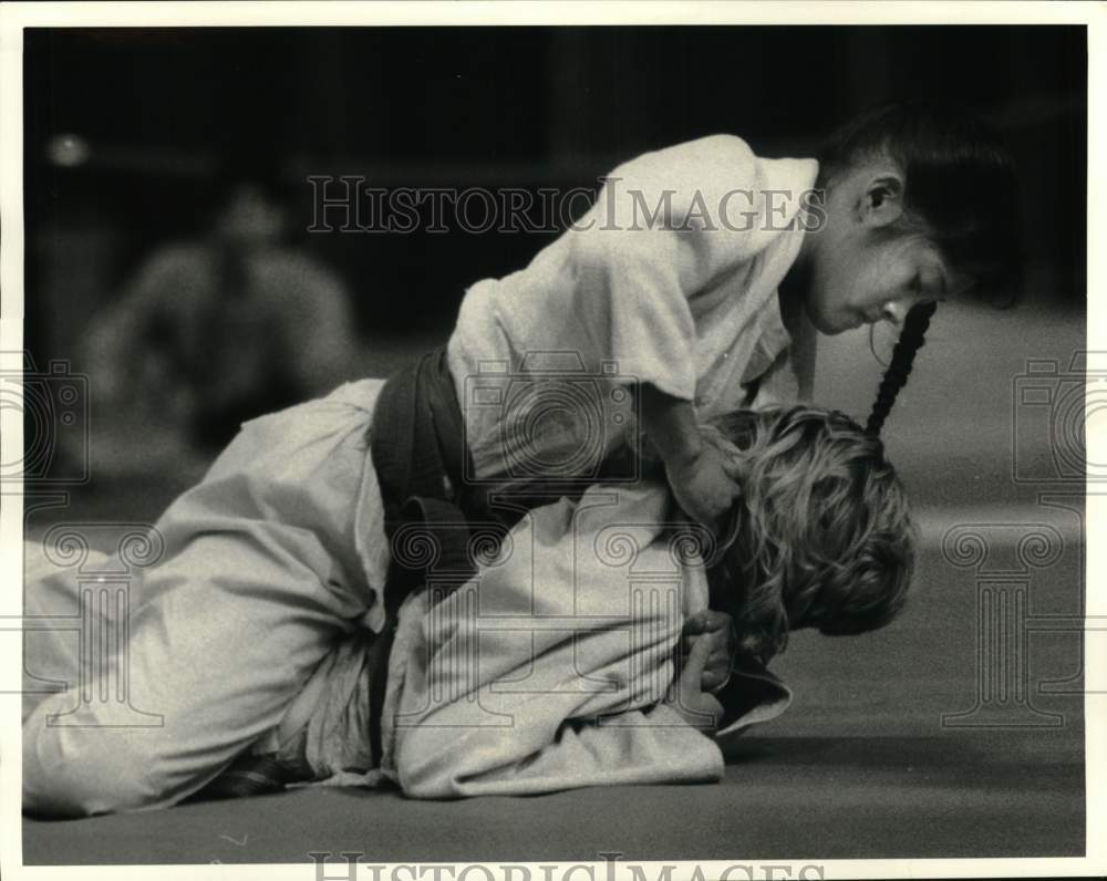 1984 Press Photo Cynthia Caracla puts strangle hold on Jackie Frazier in Judo- Historic Images