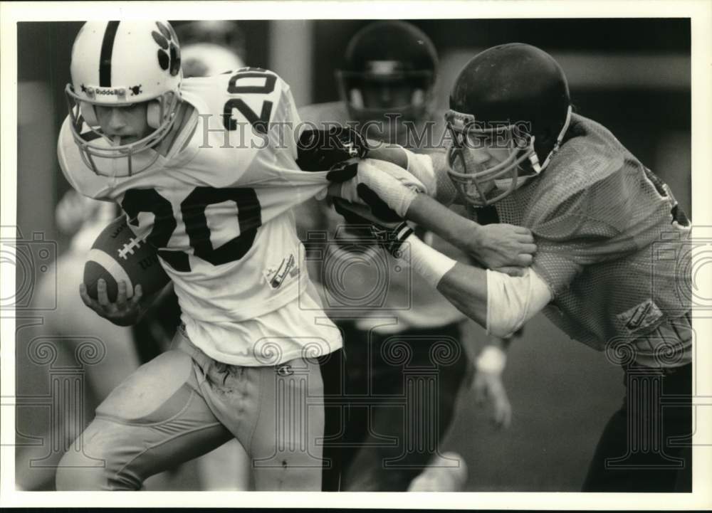 1989 Press Photo Onondaga football player Joe Cavallo runs as defender grabs him- Historic Images