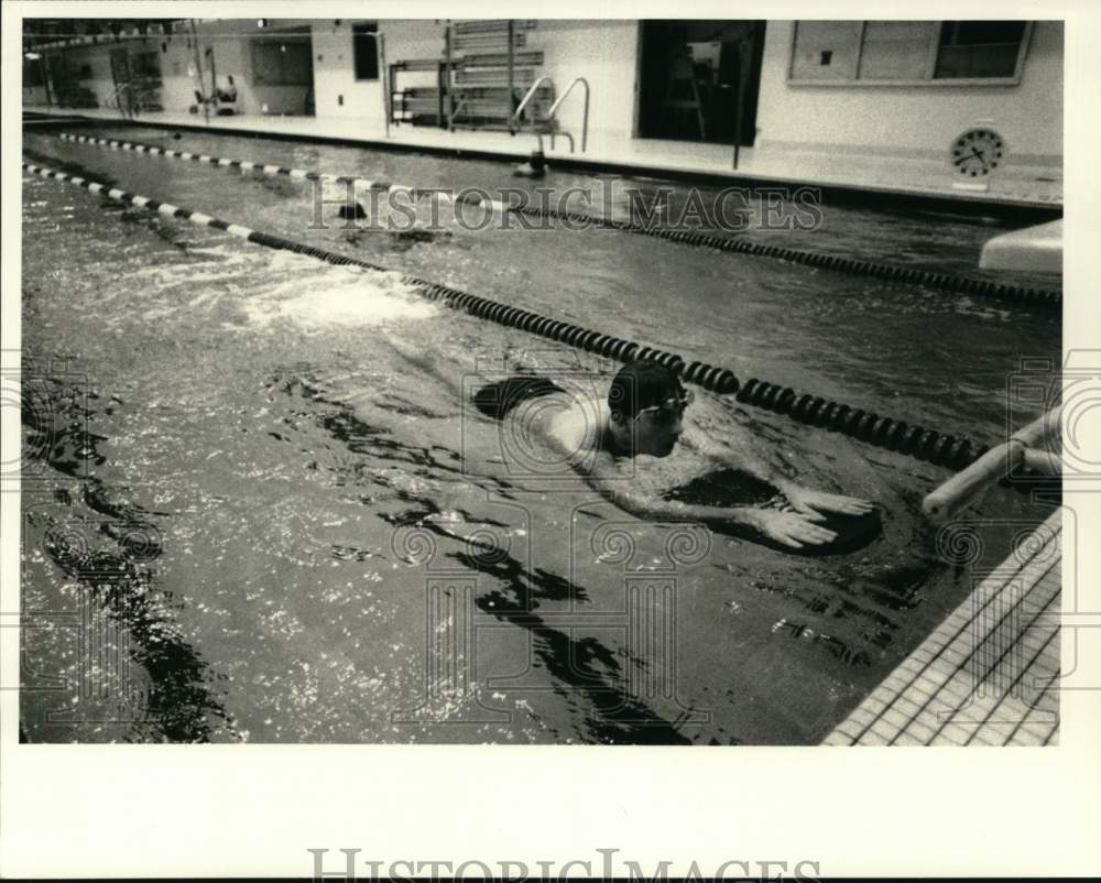 1987 Press Photo Grayson Jones of Syracuse, NY, swims laps at Nottingham pool- Historic Images