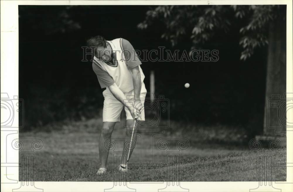 1990 Press Photo Golfer Don Kalode chips ball onto green at Cazenovia Golf Club- Historic Images