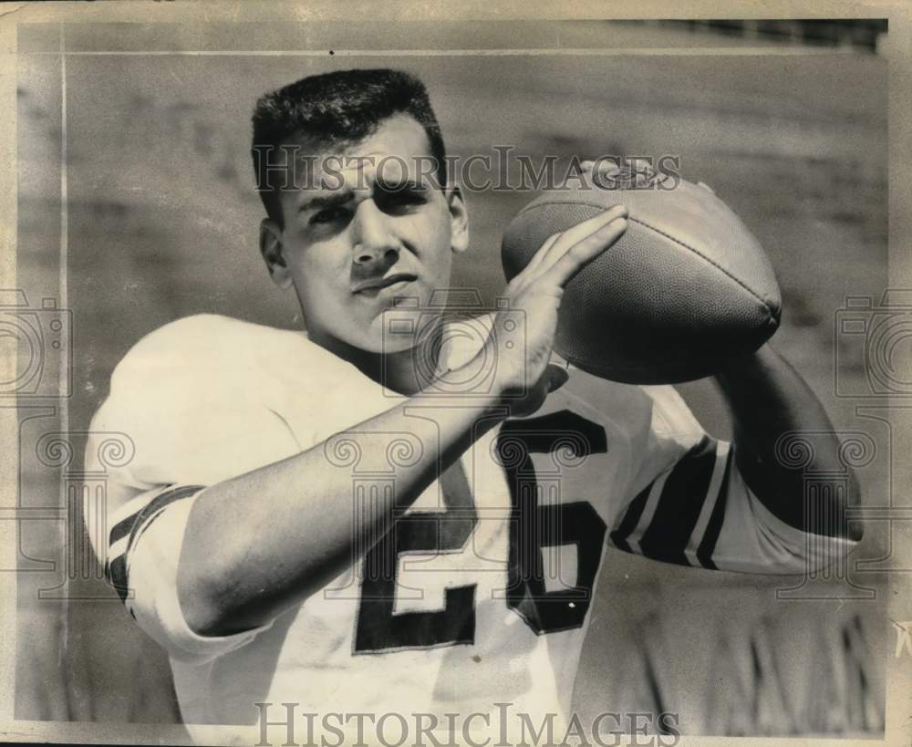 1962 Press Photo Syracuse University football player Bob Lelli throws pass - Historic Images