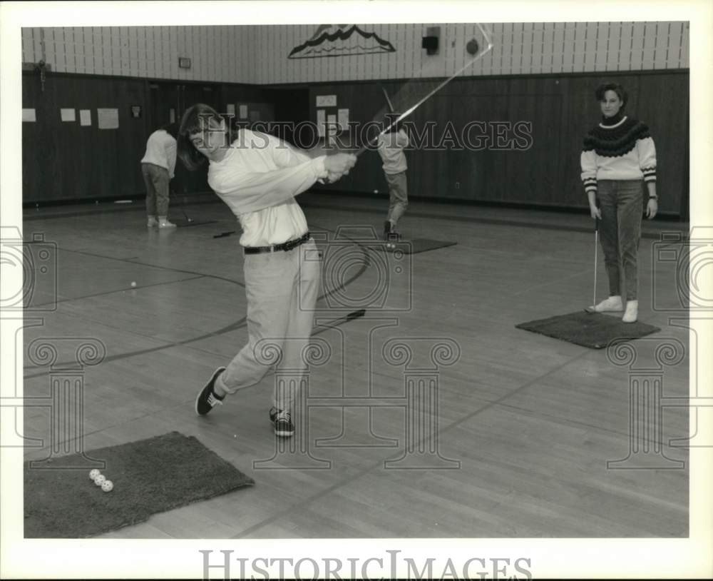 1990 Press Photo Liverpool golfers Colleen Stevens & Sue Telesca practice inside- Historic Images