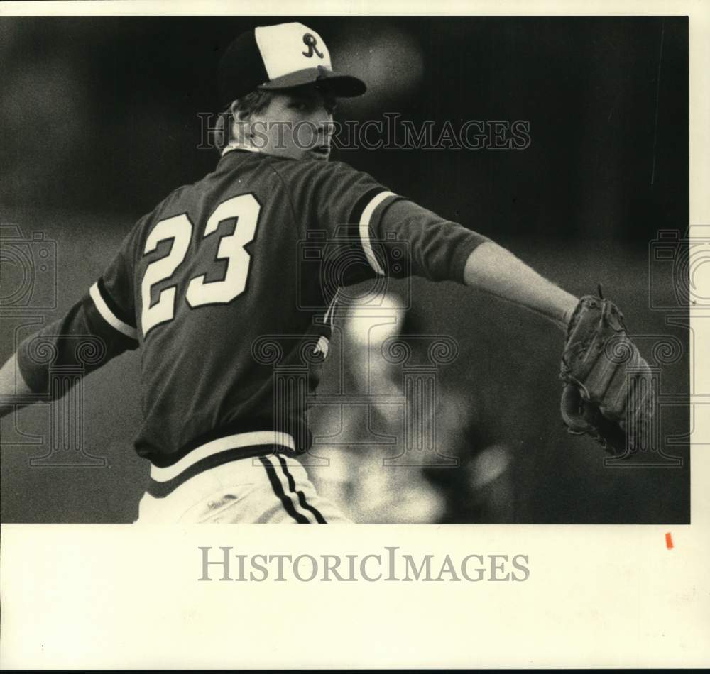 1986 Press Photo Rochester Red Wings baseball pitcher Eric Bell throws pitch - Historic Images