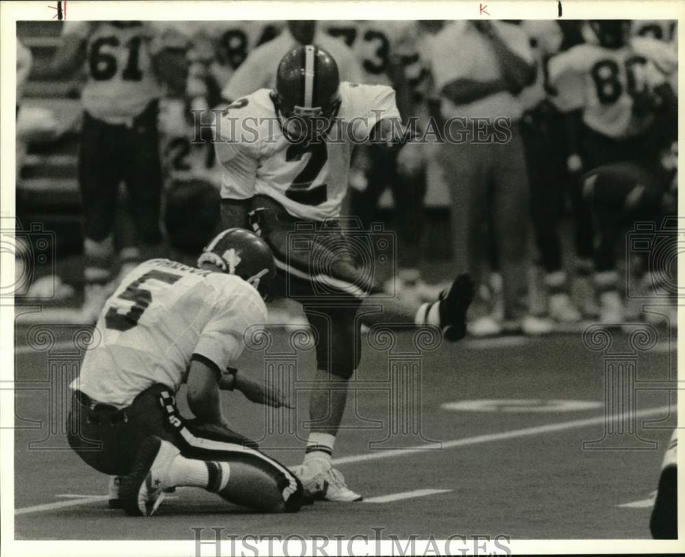 1988 Press Photo Syracuse U football kicker Kevin Greene kicks at Carrier Dome - Historic Images