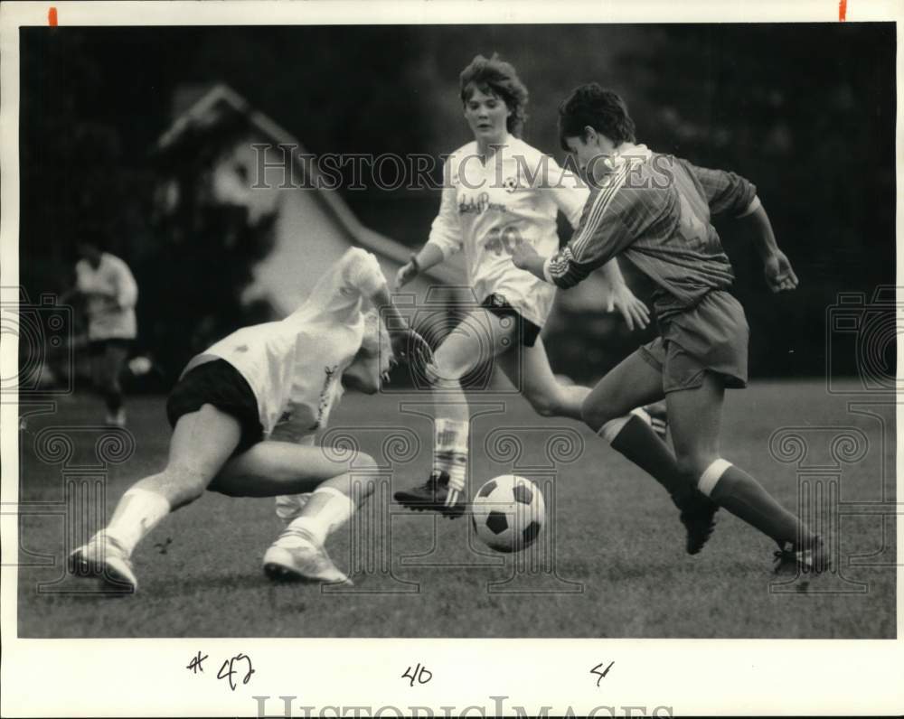 1986 Press Photo Cindy Eggert, Mary Johnson, Kadie Falso in Women's Soccer Game - Historic Images