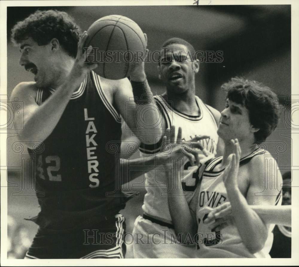 1985 Press Photo Oswego State basketball player Steve Andrews #42 grabs rebound - Historic Images