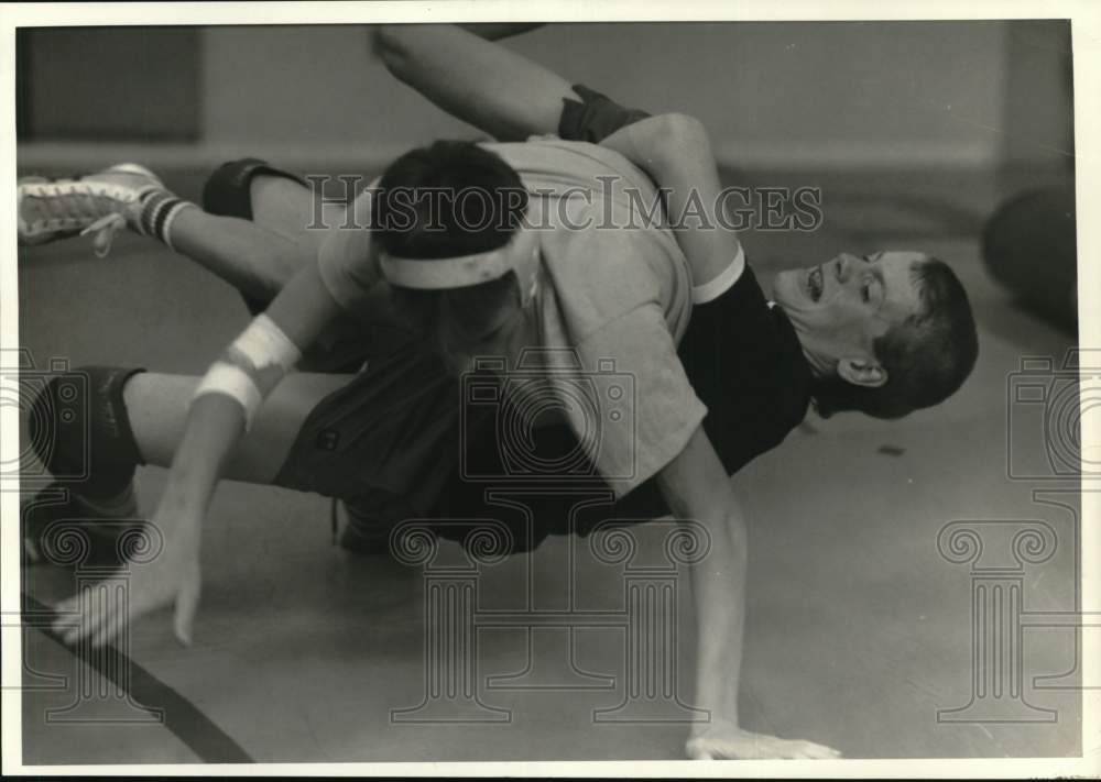 Press Photo Len Combs versus Mark Greer in Wrestling Match - sys07774 - Historic Images