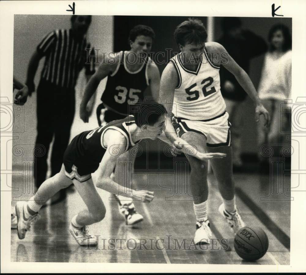 1989 Press Photo Joe Morgan dives for Basketball in Lafayette High School Game - Historic Images