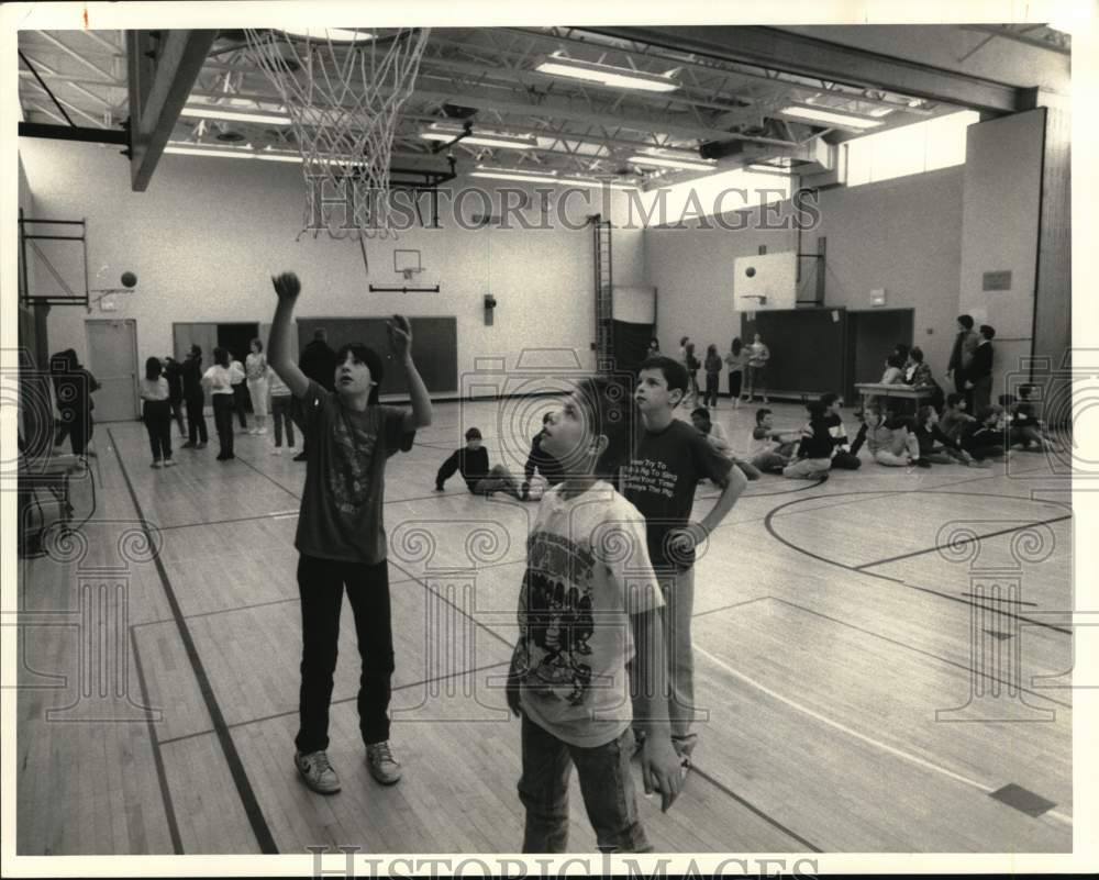 1988 Press Photo Tom Scott plays Basketball for Charity, Minoa Elementary School - Historic Images