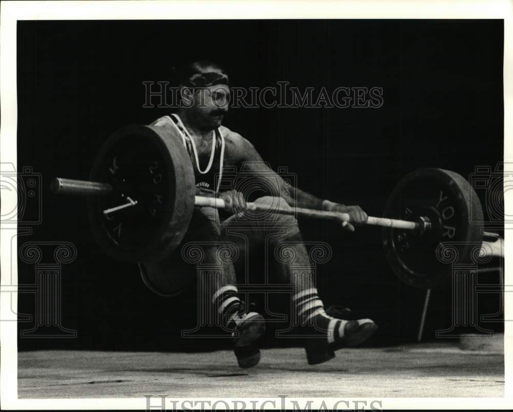 1987 Press Photo Weightlifter Rich Dicesare falls backwards during clean & jerk - Historic Images