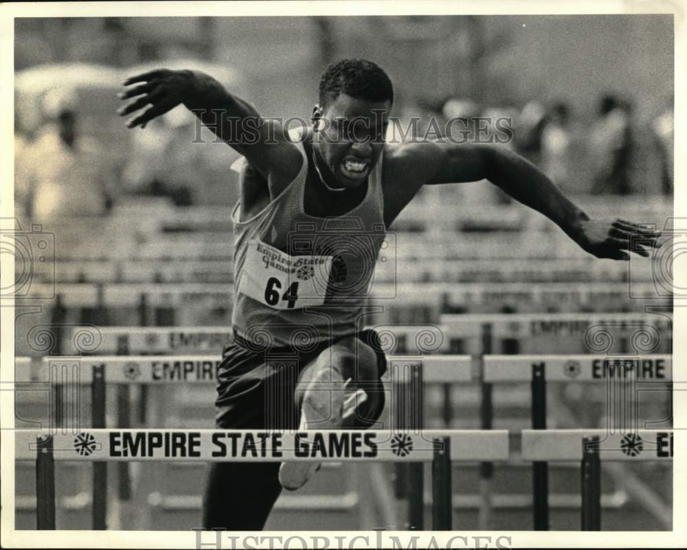 1984 Press Photo Central New York track hurdler Kevin Anderson leaps over hurdle - Historic Images