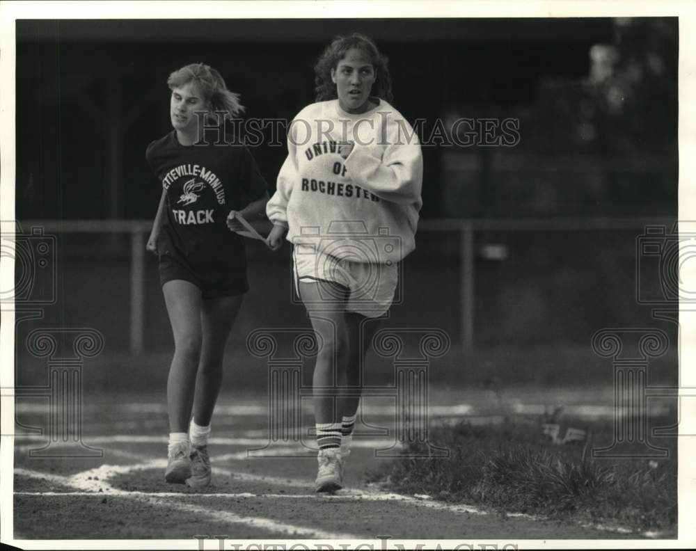 1988 Press Photo Heather Galko, left, runs 800 M at Fayetteville-Manlius- Historic Images
