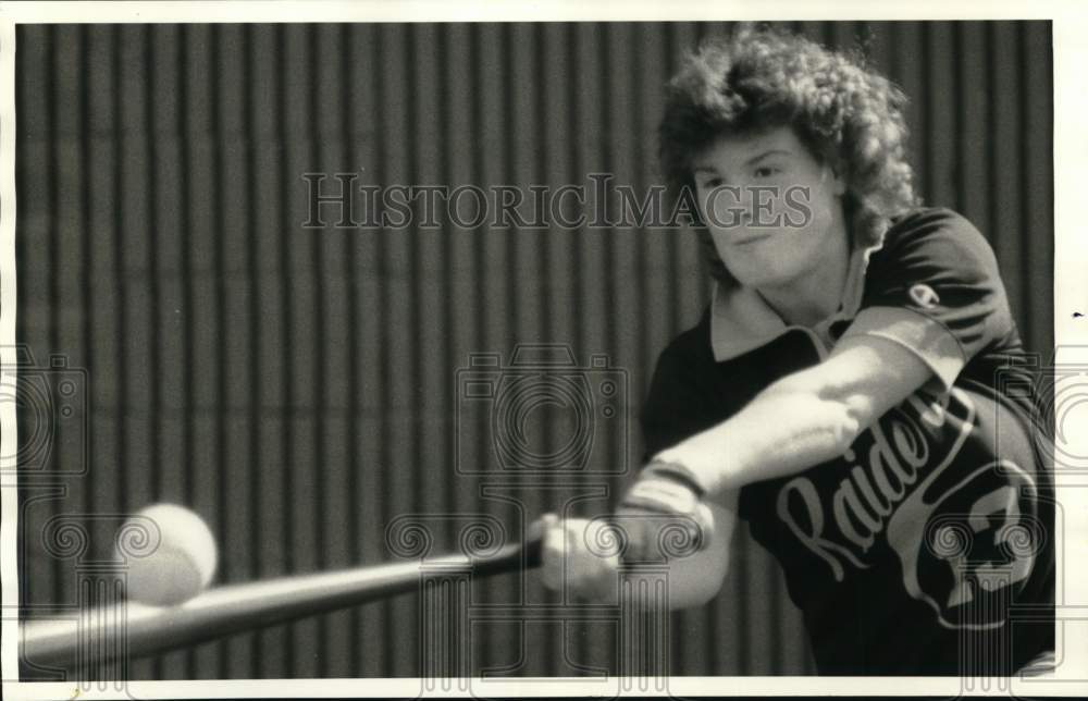 1986 Press Photo Brenda Chapman, Canastota Baseball Player Swinging Bat- Historic Images