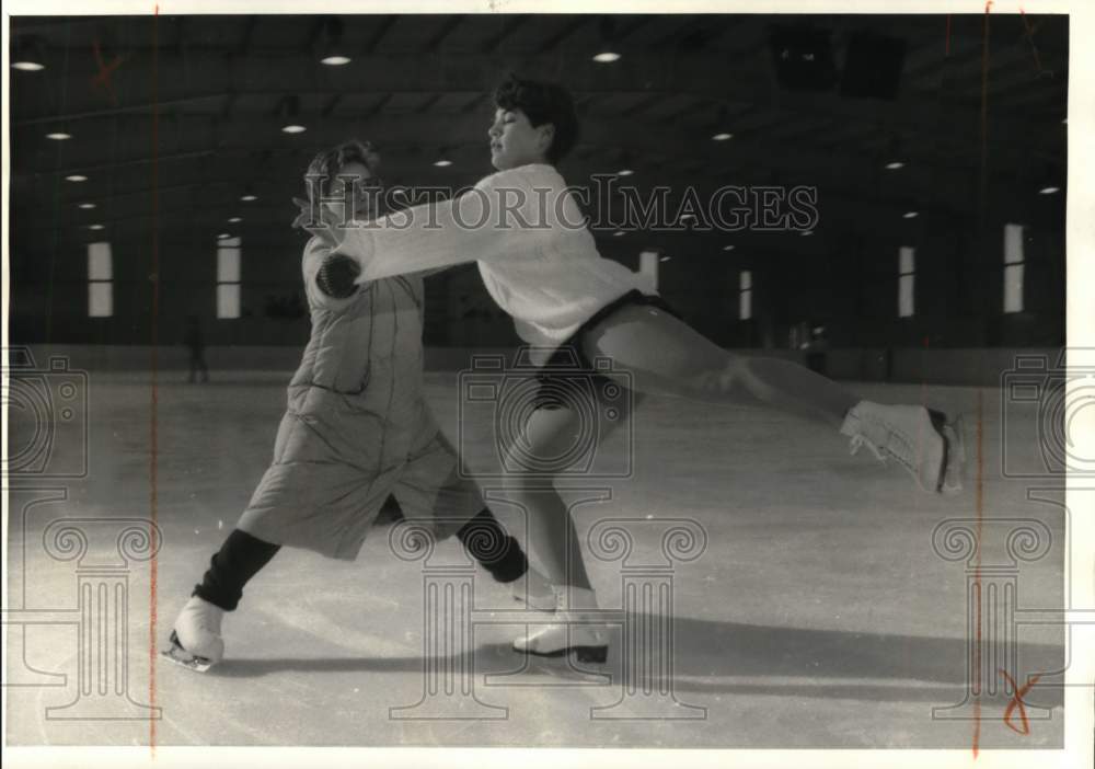 1986 Press Photo Patty Yafchak and Missy Van Wie, Salt City Figure Skating Club - Historic Images